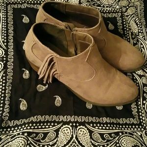 Carlos Santana Ankle booties 1.5 inch heel